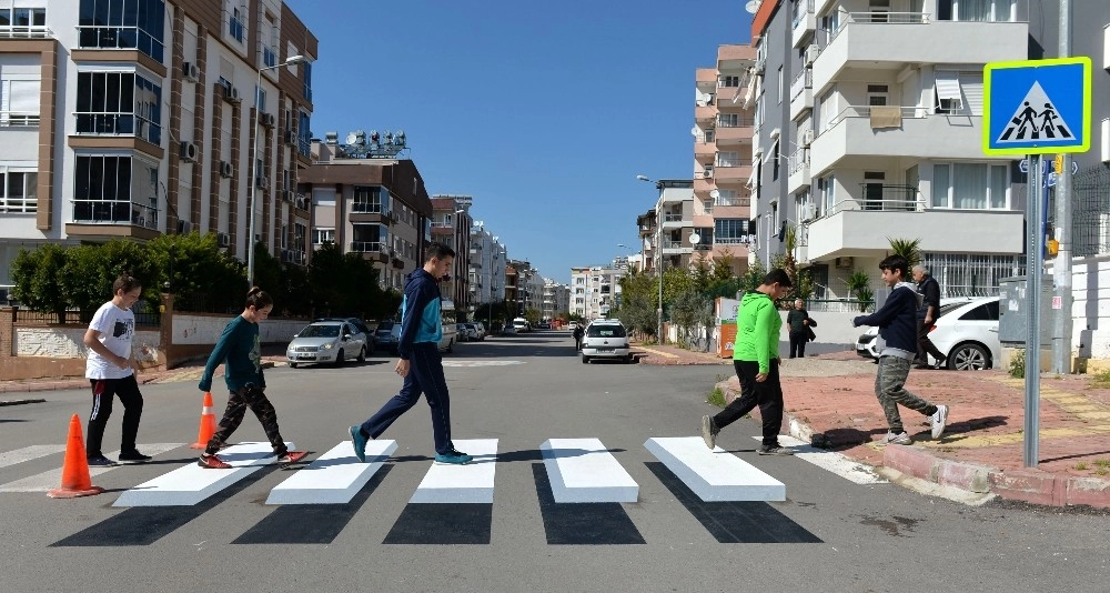 Antal'ya da Okul Önüne 3 Boyutlu Yaya Geçidi