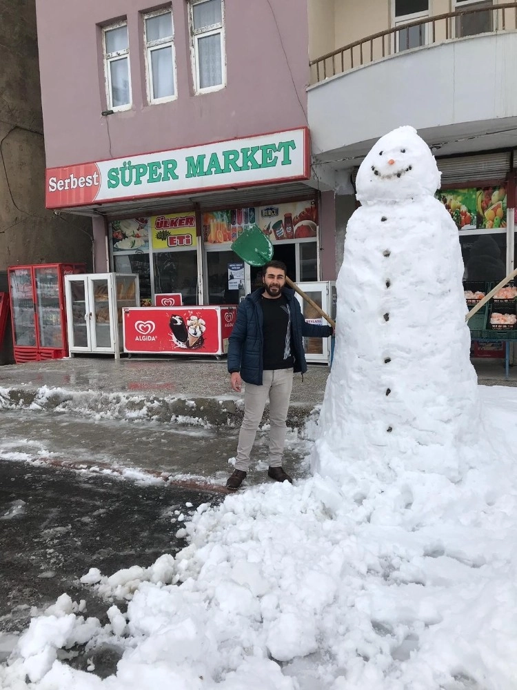 Hakkari Esnaflarından 2 Metrelik Kardan Adam