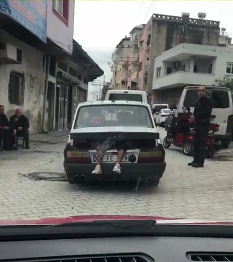 Bagajdan Sarkan Bir Çift Bacak Görenleri Şaşırdı