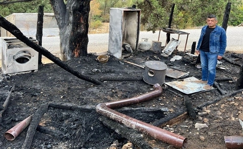 Sobadan çıkan kıvılcımlar baraka evi kül etti