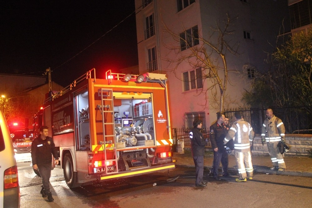 Kartalda Çatı Yangını Paniğe Neden Oldu