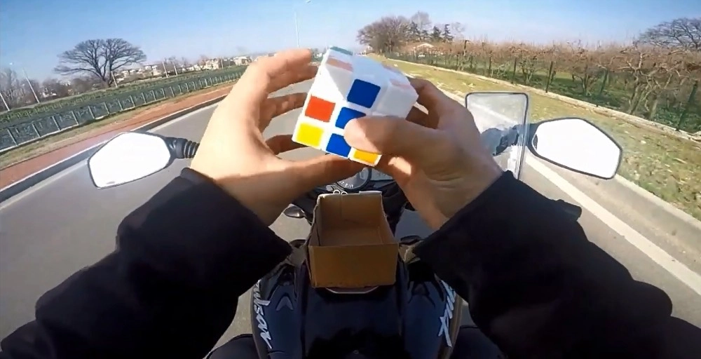 Motosiklet Üzerinde Rubik Küp Çözdü, Oyun Oynadı