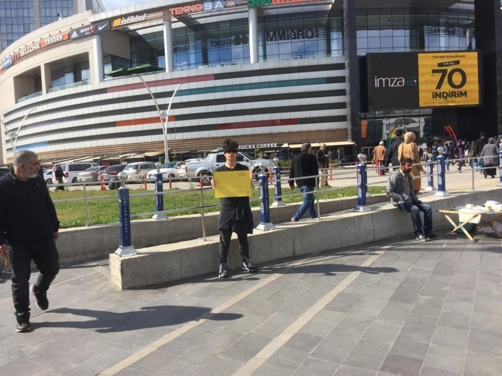 Gözünü Kapattı Ayrım Yapmayanların Sarılmasını İstedi