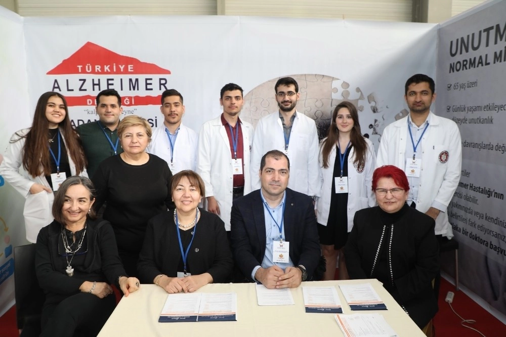 Türkiye Alzheimer Derneği Adana Şubesi Sağlık Festivalinde Stant Açtı