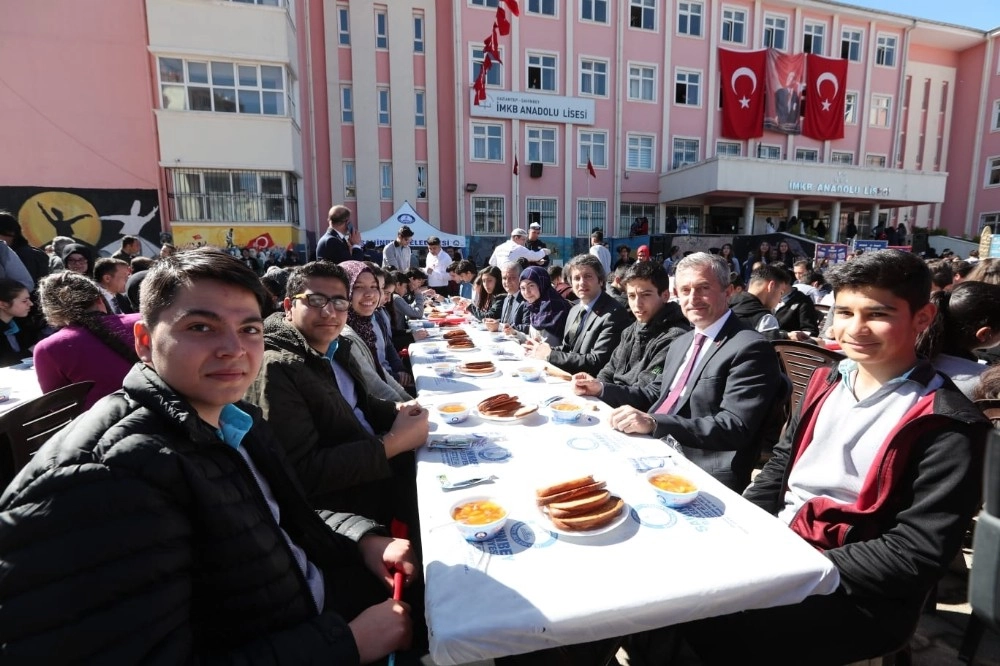 Öğrencilerle Birlikte Kuru Ekmek Yedi, Üzüm Hoşafı İçti