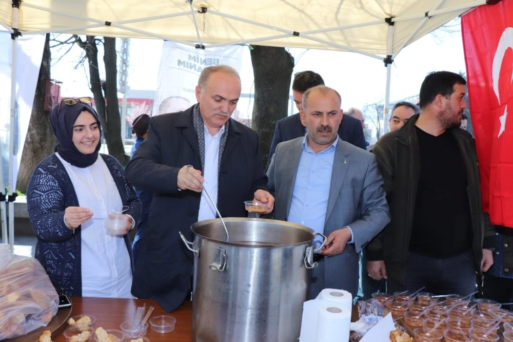 Özlü, Kuru Ekmek Ve Hoşaf Dağıttı