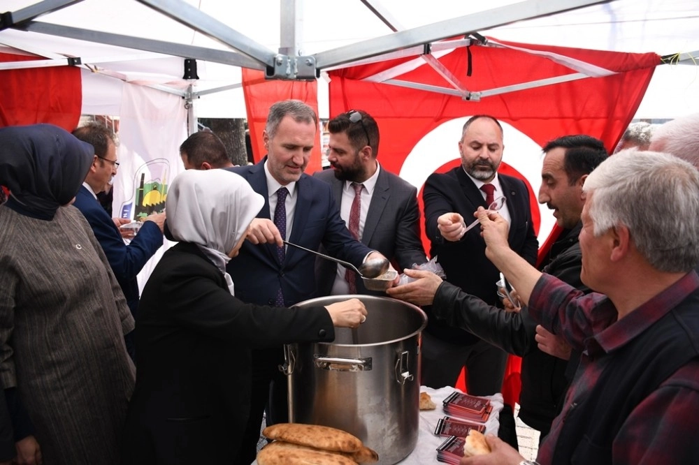 İnegöl Belediyesi Vatandaşlara Üzüm Hoşafı, Buğday Çorbası Ve Ekmek Dağıttı