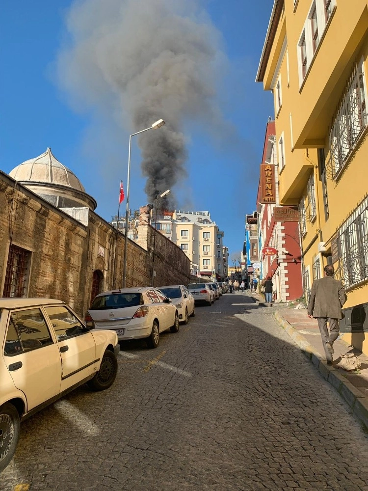 Sultanahmette 2 Otelin Çatı Katı Yandı