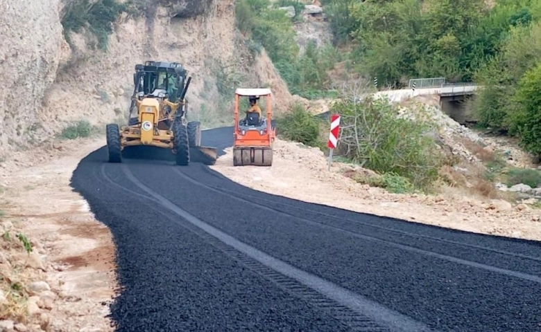 Düziçi'nde Heyelan nedeniyle kapanan köy yolu genişletildi