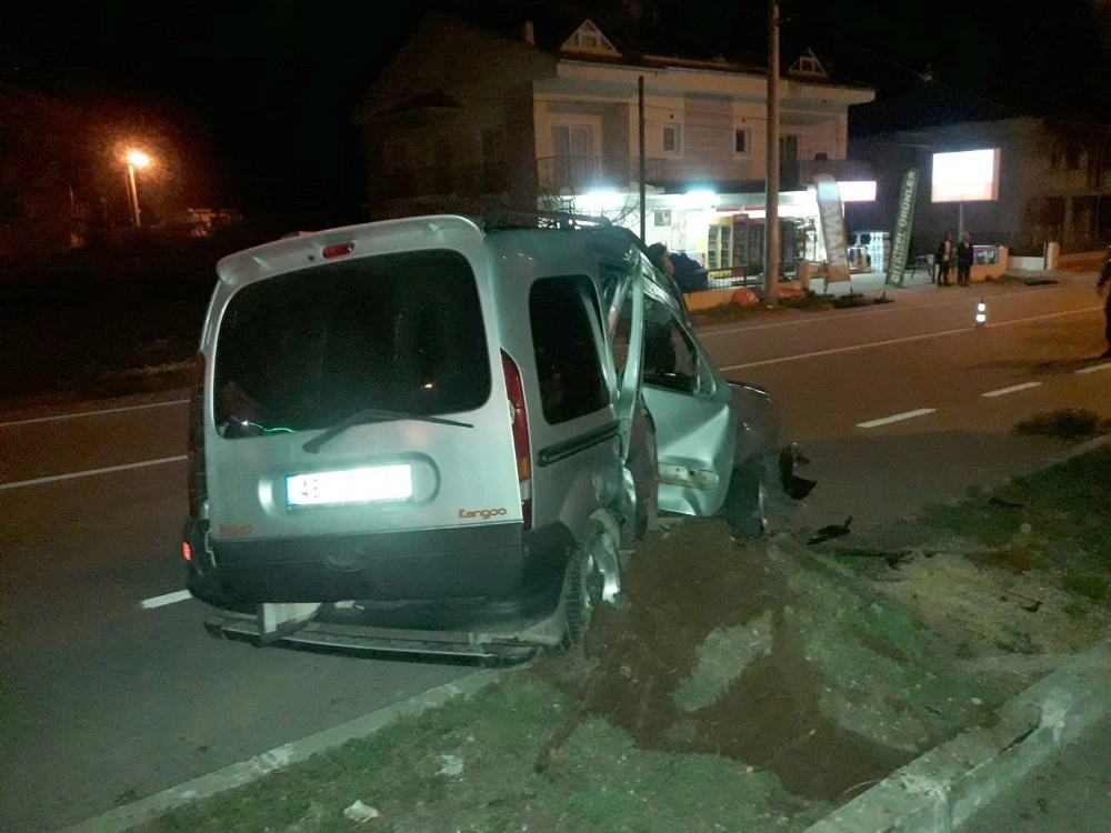 Kontrolden Çıkan Araç Aydınlatma Direğine Çarptı: 1 Ölü