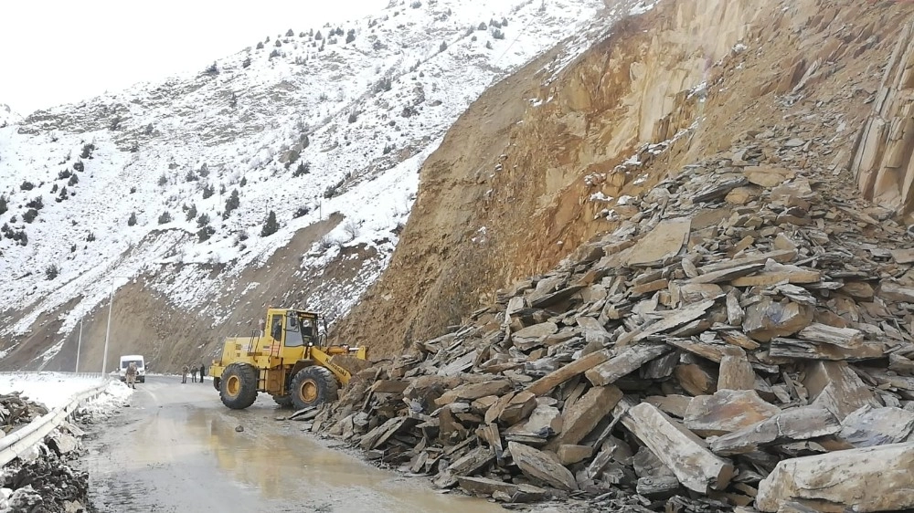 Hakkari-Çukurca Karayoluna Düşen Kayalar Temizlendi