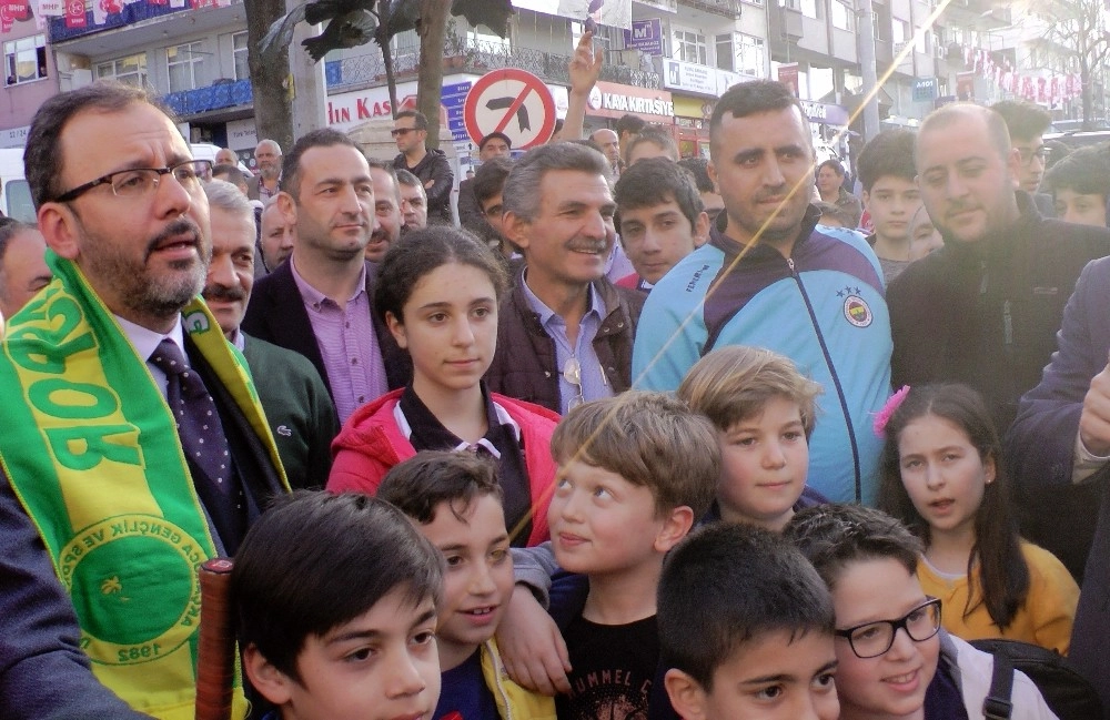 Bakan Kasapoğlu, Akçakocaya Yüzme Havuzu Ve Gençlik Merkezi Sözü Verdi