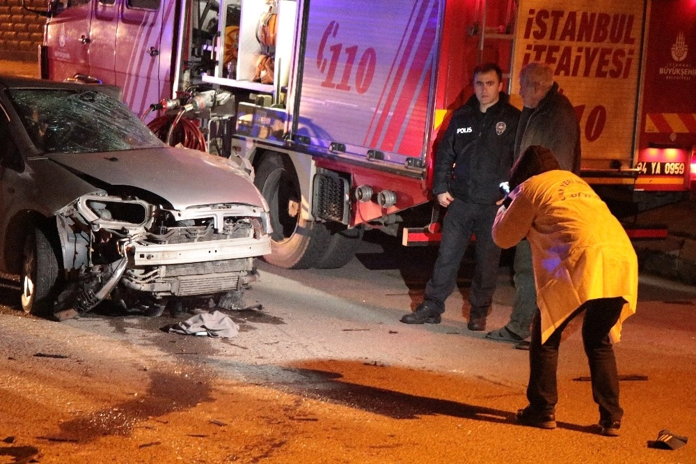 Pendikte Otomobil İle Kamyon Kafa Kafaya Çarpıştı: 2 Ölü