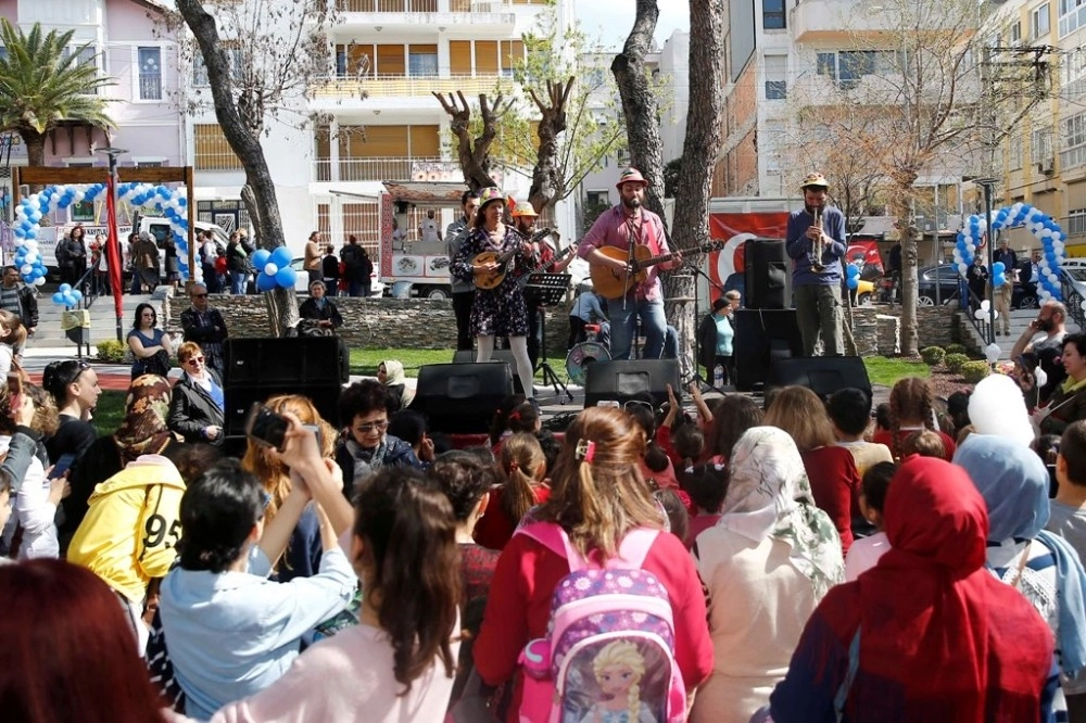 Konaktaki Yenilenen Parklarda Çocuk Şenliği