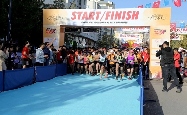 4. Gazi Yarı Maratonu'nda renkli görüntüler