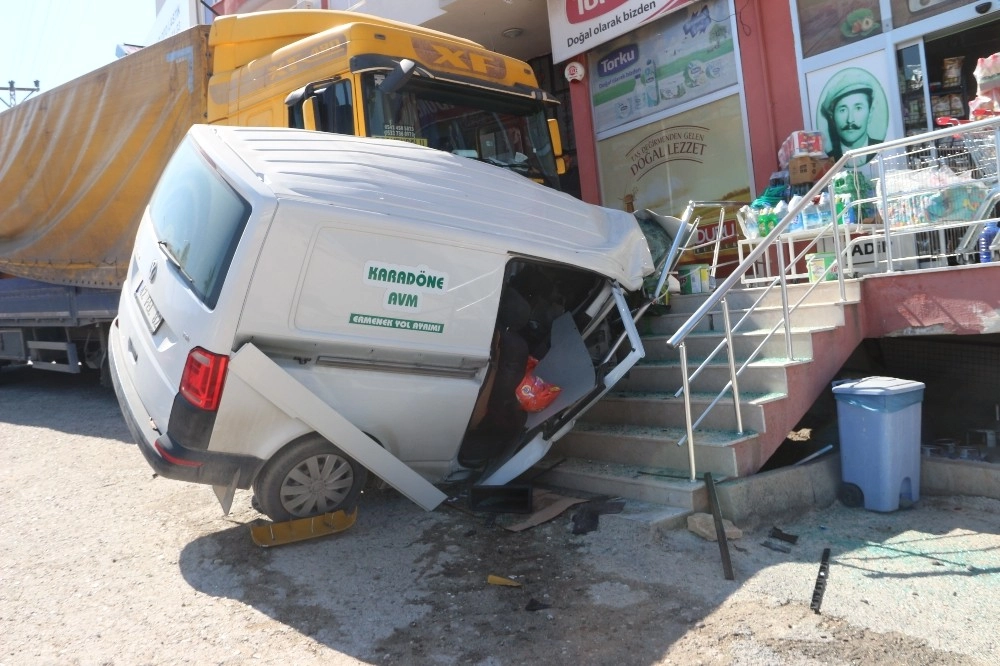 Yükü Boşaltılırken Hareket Eden Tır Ticari Araca Çarptı