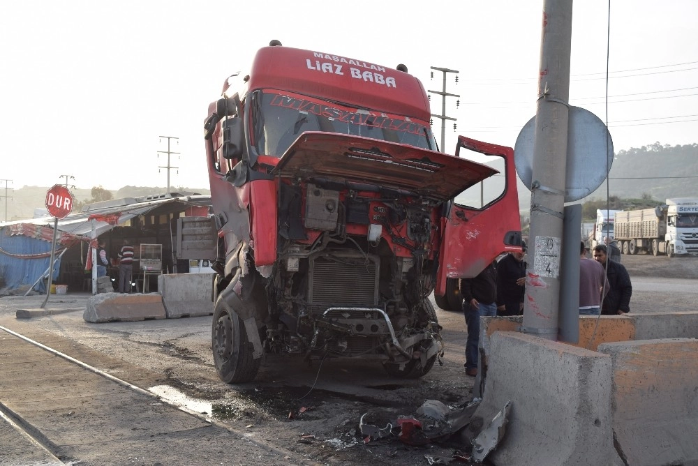 Defalarca Kazanın Yaşandığı Yerde Bir Kaza Daha: Yük Treni, Tıra Çarptı