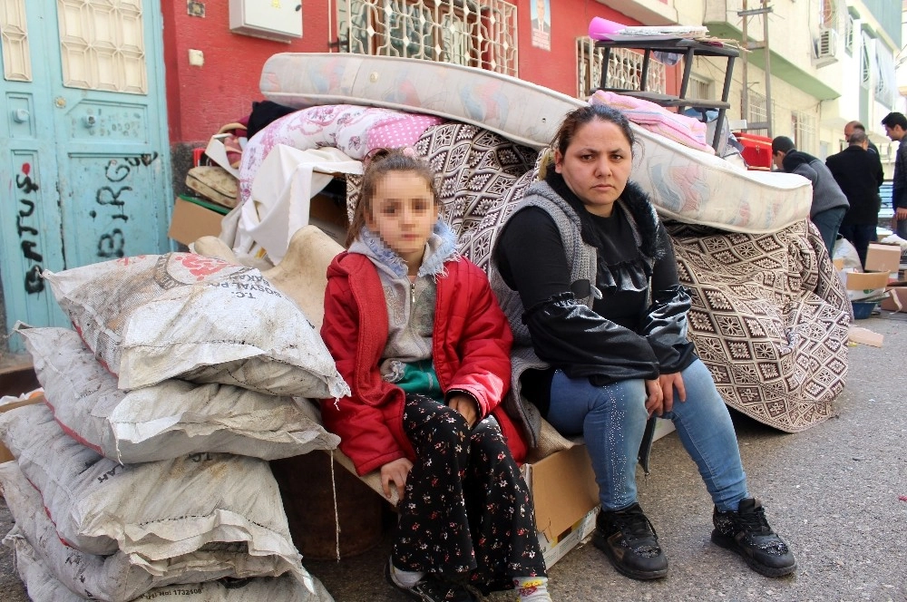 Üç Çocuğu Ve Eşyalarıyla Birlikte Sokağa Atıldı