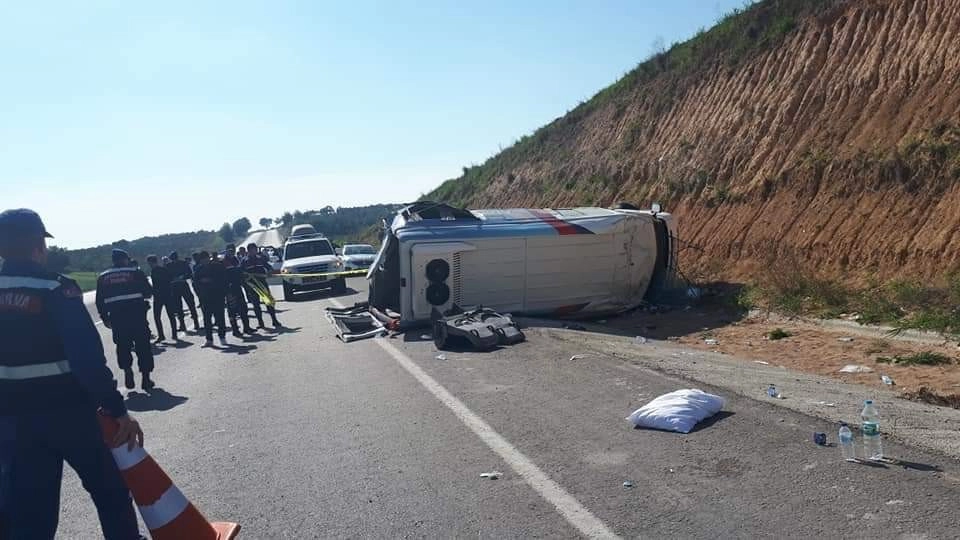 Adanada Seçim Midibüsü Devrildi: 15 Yaralı