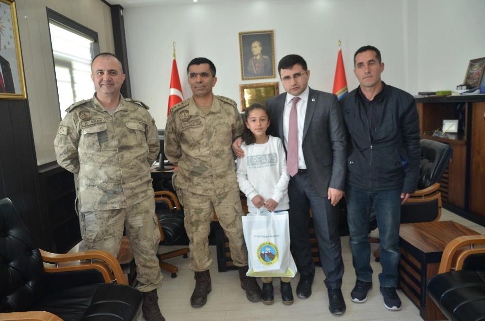 İstiklal Marşını En Güzel Okuyan Öğrenci Ödüllendirildi