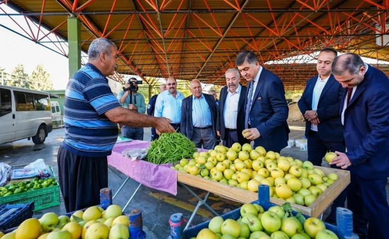 Fadıloğlu, pazar esnafının isteklerini dinledi