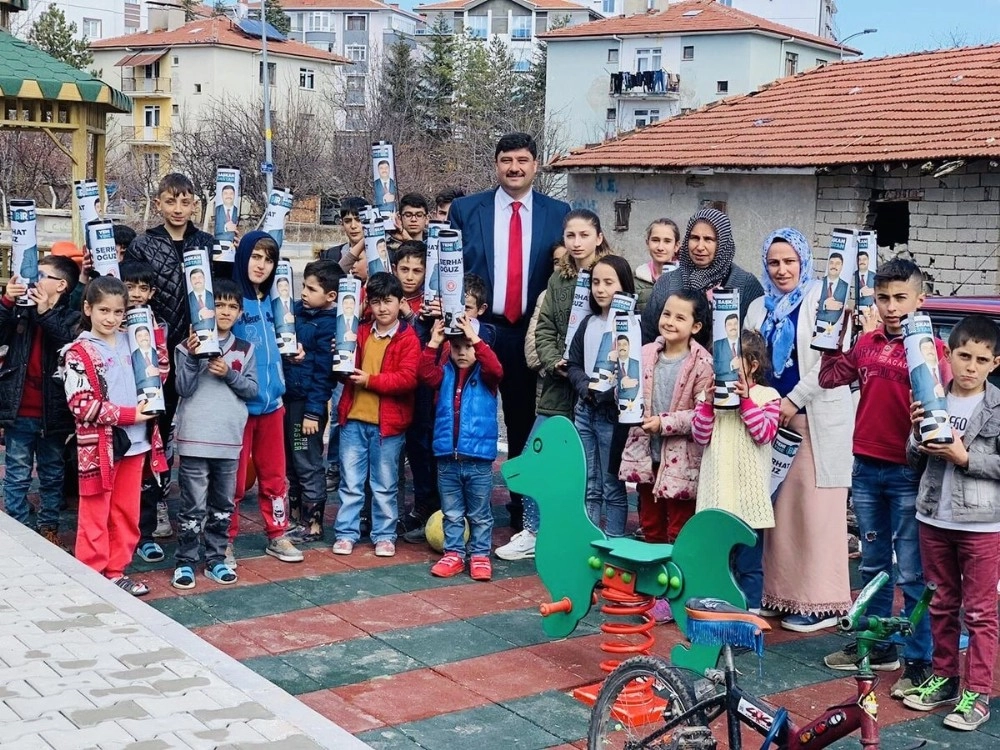 Başkan Adayı Serhat Oğuzdan Çocuklara Satranç Takımı