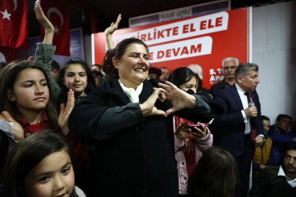 Özlem Çerçioğlundan Bozdoğanda Miting Gibi Açılış