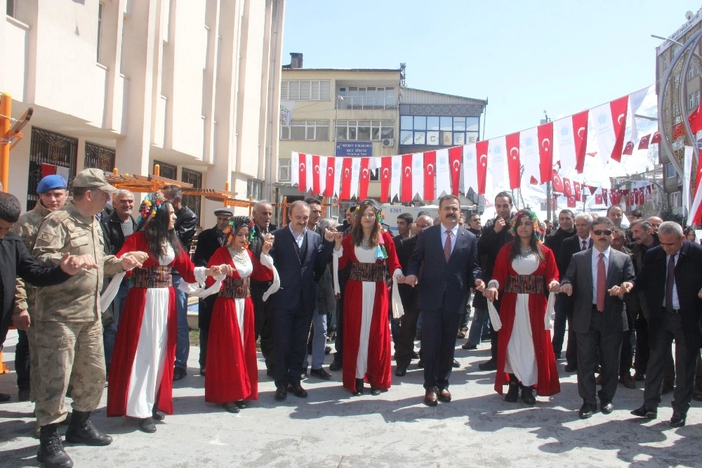 Hakkaride Kardeşlik Halayı