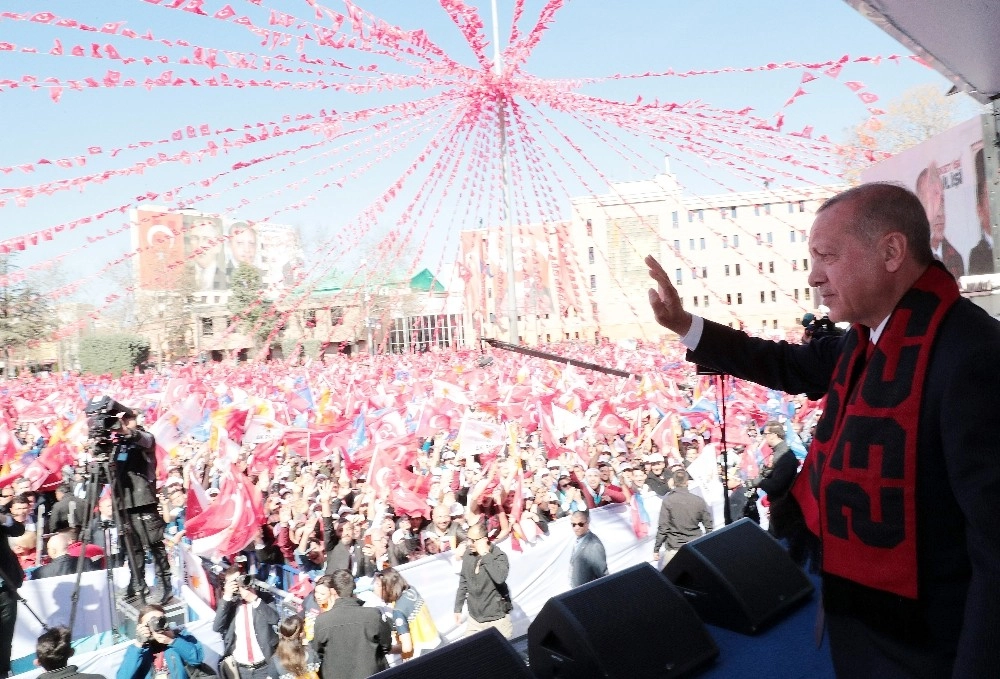 Erdoğandan ‘Bizimkisi Bir Aşk Hikayesi Şarkısı