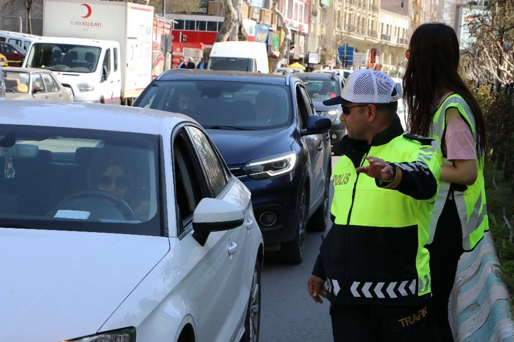 Trafik Polislerinden Yaya Geçidi Uygulaması