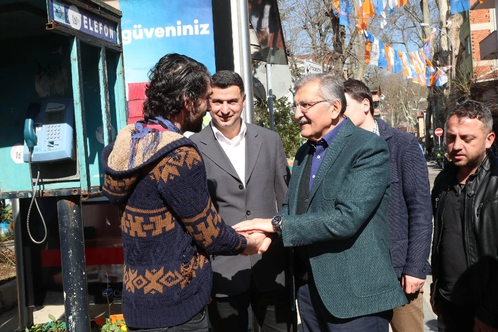 Beykoz Adayı Aydın, Kadın Elbisesini Eline Alıp Esnafla Pazarlık Yaptı