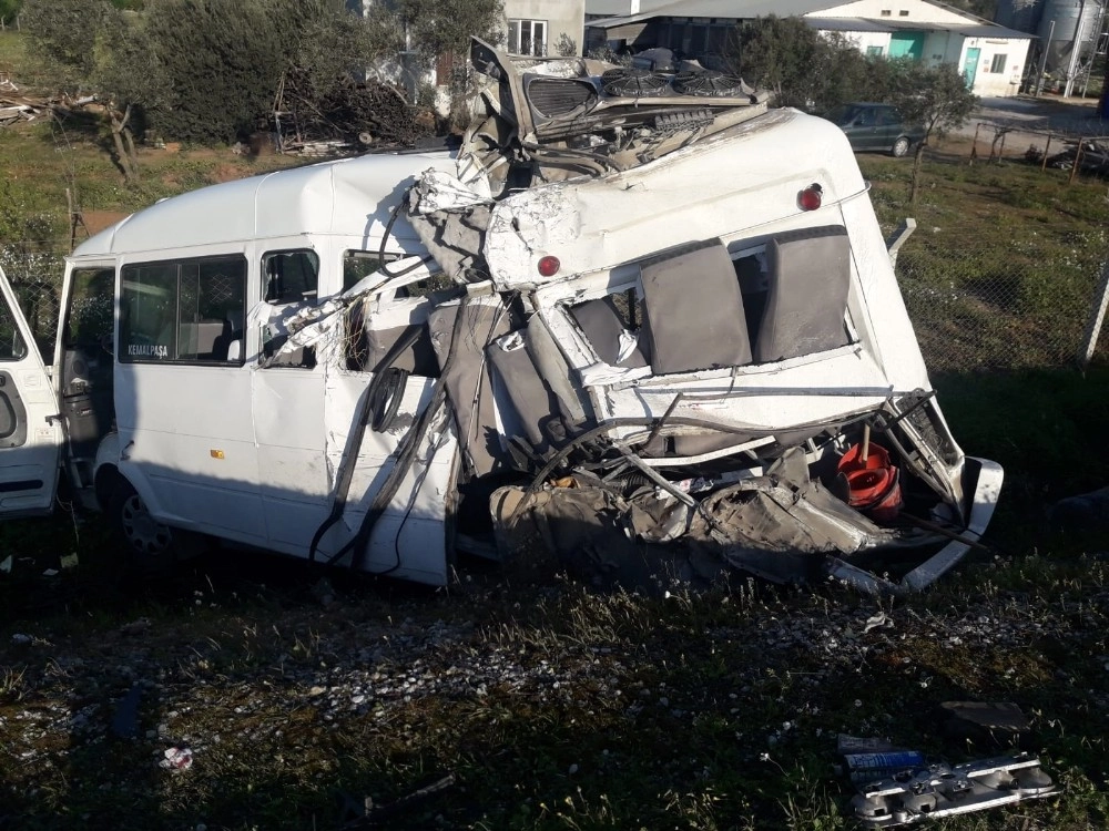 Tır, Yolcu Minibüsünü Biçti: 1İ Ağır 3 Yaralı