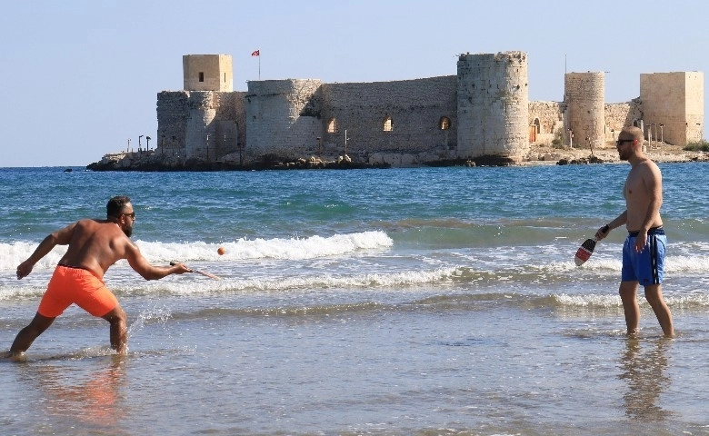 Kızkalesi'nde sonbaharda da deniz keyfi sürüyor