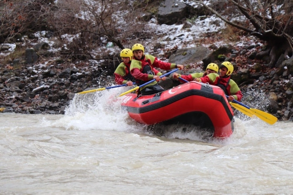 Zap Nehrinde Rafting Heyecanı