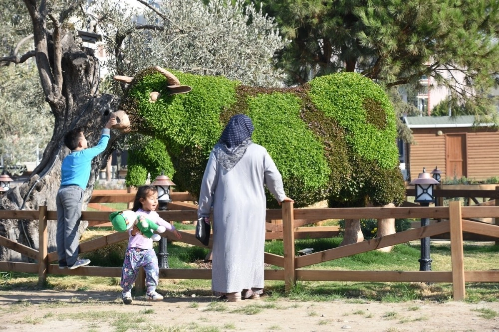 Aliağanın Çiftliği Vatandaşların İlgi Odağı Oldu