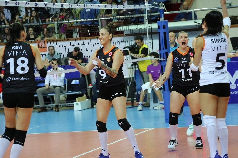 Eczacıbaşı Vitra, Kupa Voleyde Yarı Finalde