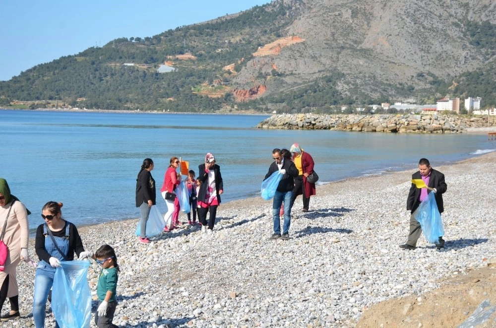 Ana Sınıfı Öğrencileri Ve Engelliler, Bozyazı Sahilini Temizledi