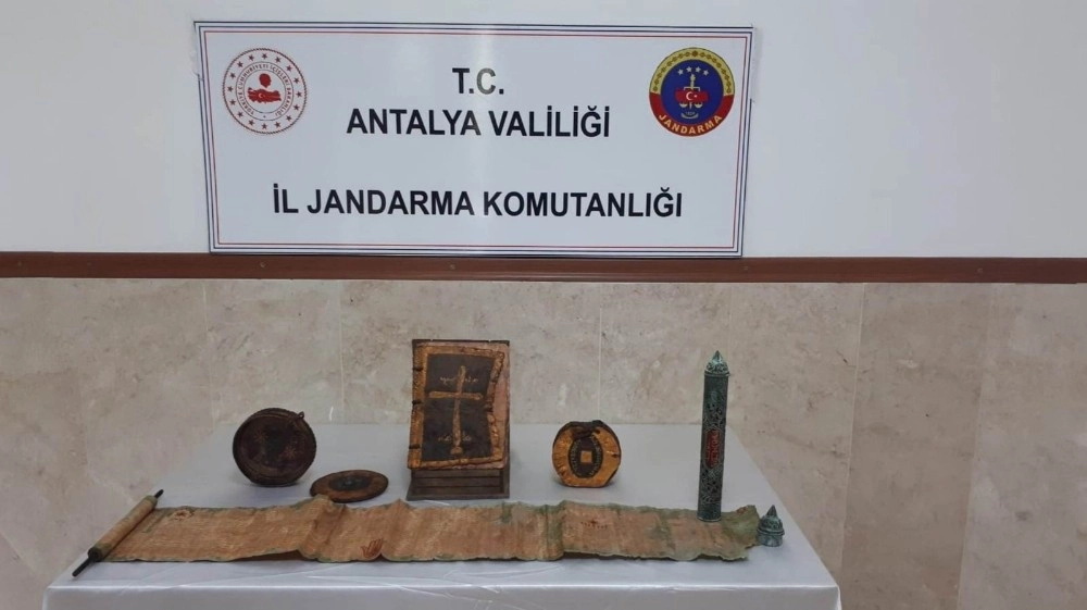 Antalyada  Altın İşlemeli 1400 Yıllık Deri Kitap Ele Geçirdi