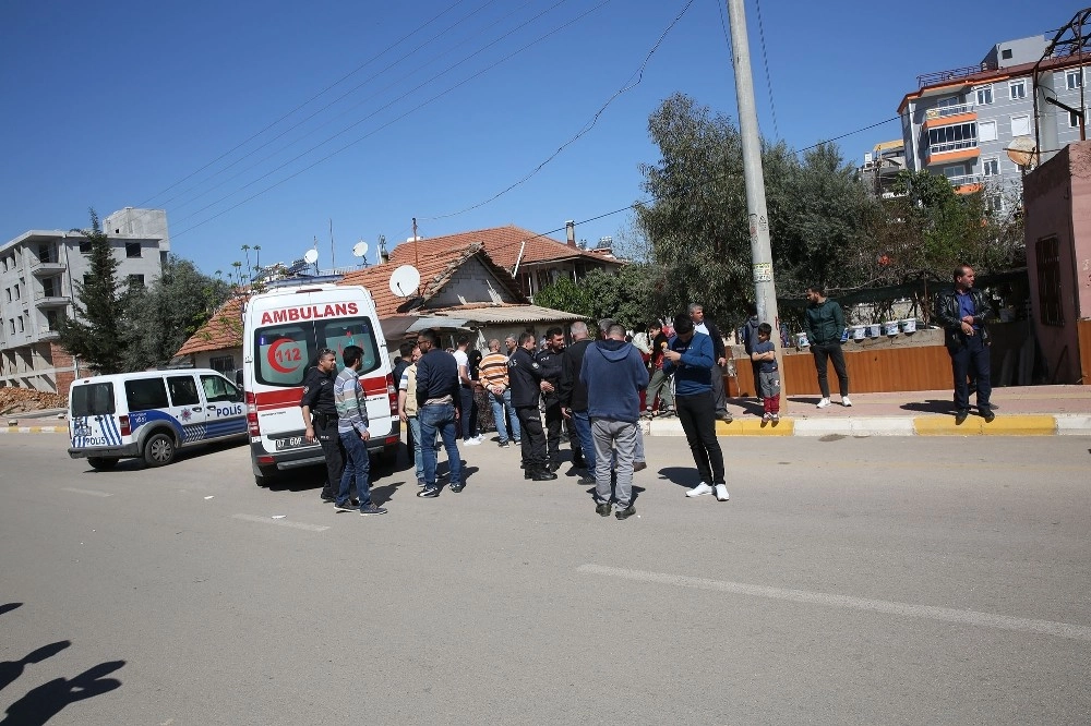 Antalyada Gürültü Kavgası: 2 Polis Yaralı