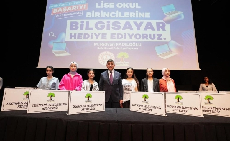 Gaziantep Şehitkamil'deki lise öğrencilerine dizüstü bilgisayar ödülü