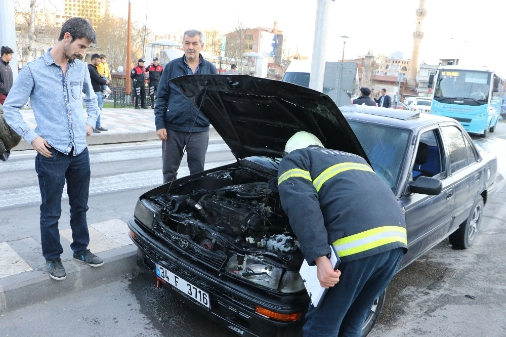 Seyir Halindeki Otomobil Alev Aldı