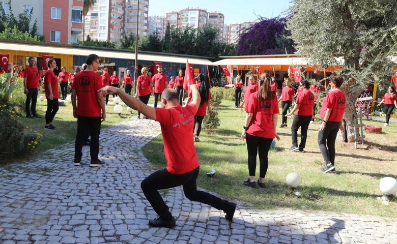 Mersin Mezitli’de “99. Yılda 99 Zeybek” Gösterisi