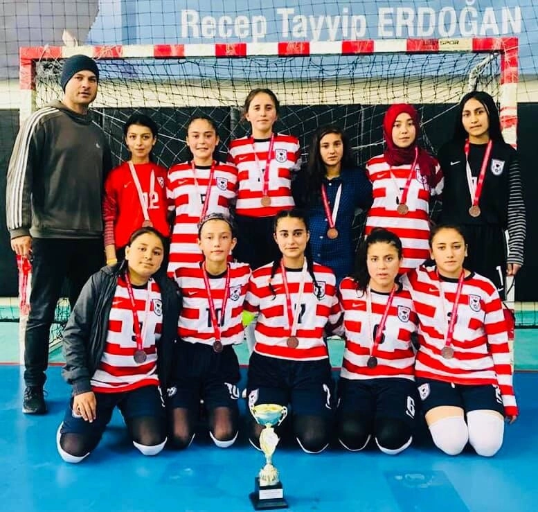 Karaisalıda Bir Köy Okulu Futsalda Adana Üçüncüsü Oldu