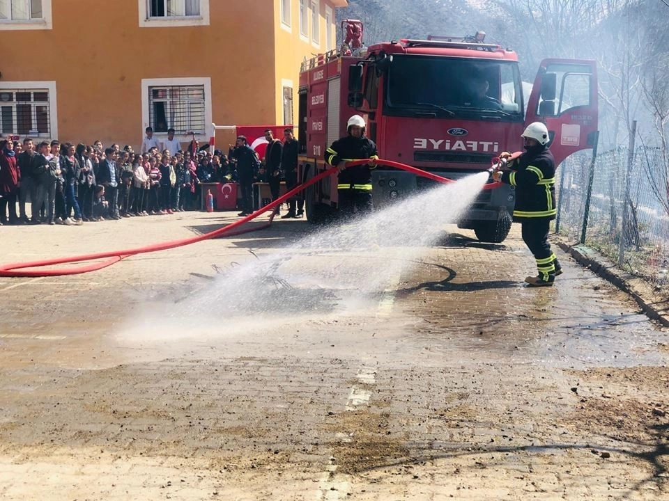 Uluderede Öğrencilere Yangın Tatbikatı