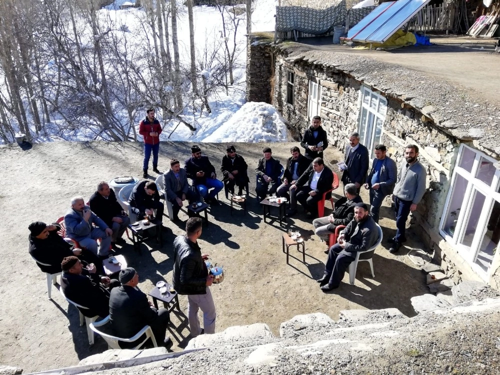 Yağmur Çamura Rağmen  Seçim Çalışmaları Devam Ediyor