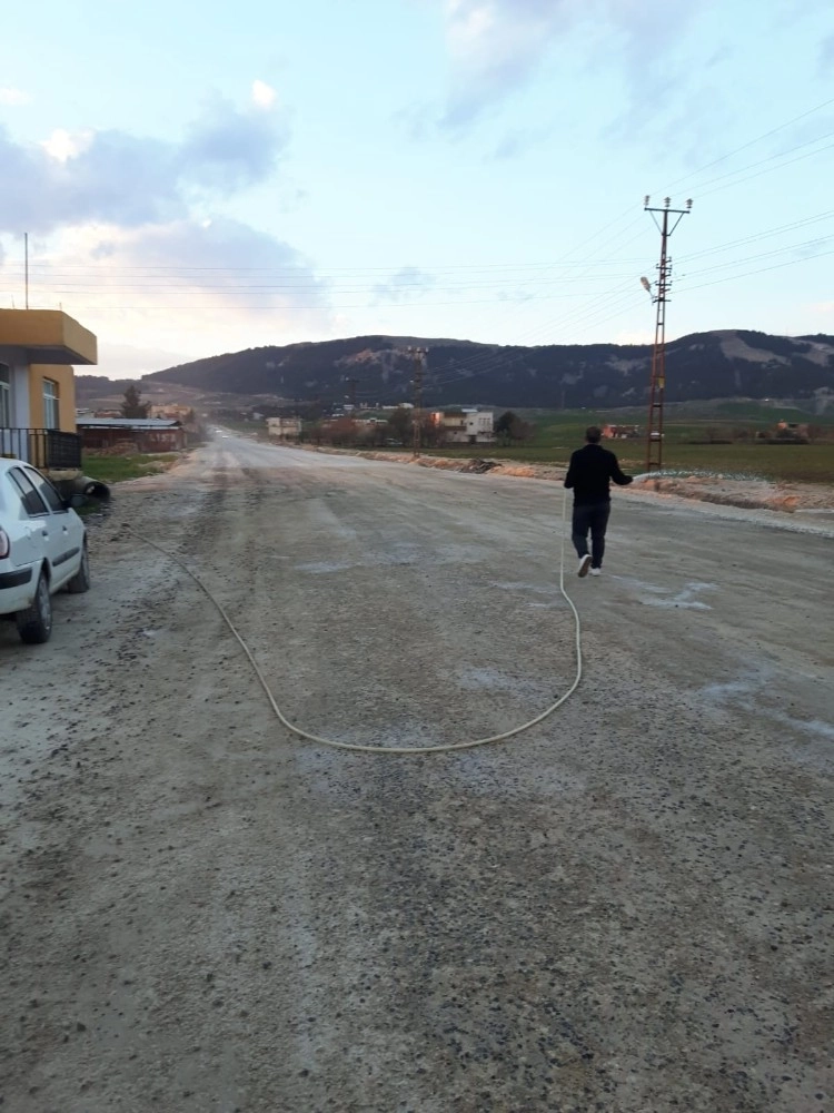 Yolda Oluşan Toza Vatandaşlar Su İle Müdahale Ediyor