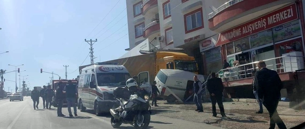 Freni Boşalan Tırın Ticari Araca Çarpma Anı Kamerada