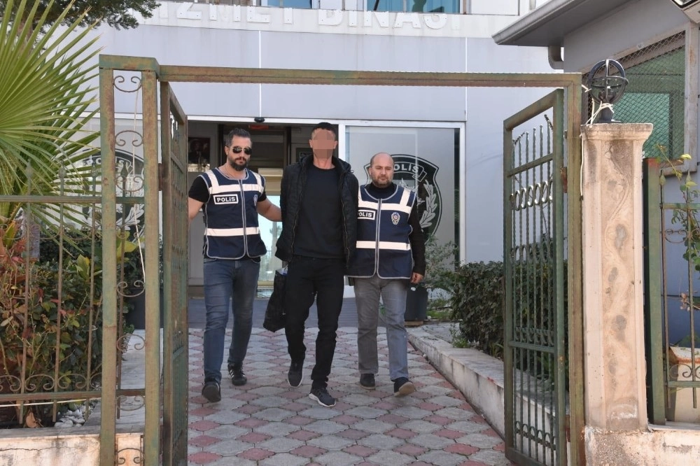 Antalyada Polisleri Bıçakla Yaralayan Saldırgan Yakalandı