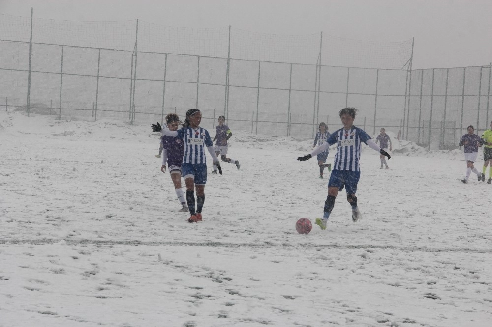 Futbolun Sultanları Karda Mücadele Etti