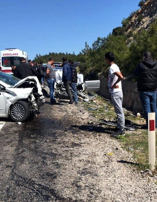 İzmirde Feci Kaza: 2 Ölü, 6 Yaralı